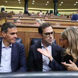 El presidente del Gobierno, Pedro Sánchez; el vicepresidente primero y ministro de Economía, Comercio y Empresa, Carlos Cuerpo, y la vicepresidenta segunda y ministra de Trabajo y Economía Social, Yolanda Díaz.