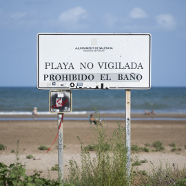 Cartel de advertencia en la playa de Massalfassar, València, en una imagen de archivo.