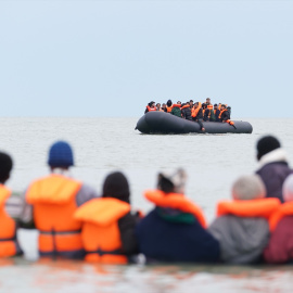 Varios migrantes en la costa de Francia.