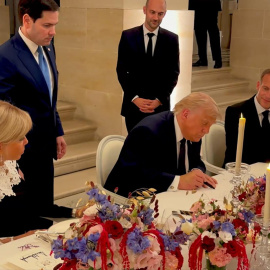 El presidente de Estados Unidos, Donald Trump, firmando el acuerdo con Irán