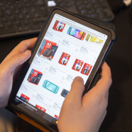 Una persona realiza una búsqueda en Aliexpress con su tablet.