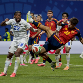 El defensa de España Pau Cubarsí ante el defensa de Cabo Verde Steven Moreira durante el partido del del Mundial 2026