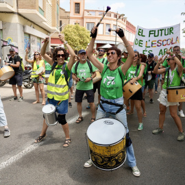 Varias personas en la manifestación por la huelga indefinida educativa.