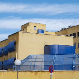 Fachada del Centro de Internamiento de Extranjeros (CIE) de Aluche, en Madrid.