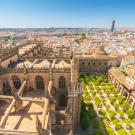 Vista aérea de la catedral y del patio de los naranjos, en Sevilla.