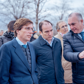 El alcalde de Madrid, José Luis Martínez-Almeida, el delegado de Medio Ambiente y Movilidad, Borja Carabante, y el director gerente de la EMT, Alfonso Sánchez Vicente, en una imagen de archivo.