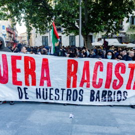 Decenas de personas durante una concentración.