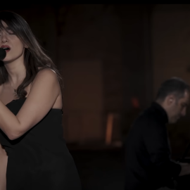 Fotograma del concierto virtual por el que la cantante y sus acompañantes han sido condenados.