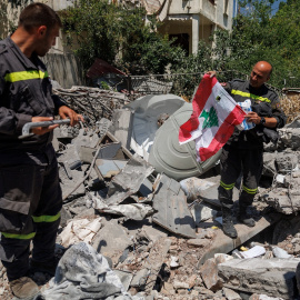 Miembros de la Defensa Civil Libanesa sobre los escombros del cuartel general de Nabatieh tras un ataque israelí.