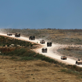 Vehículos militares israelíes maniobran en el lado libanés de la frontera, a 18 de junio de 2026.