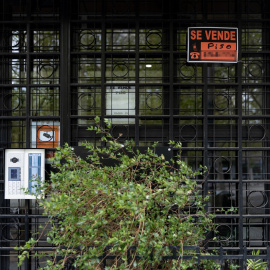 Cartel de 'Se vende' en un portal de un edificio en Madrid, en una imagen de archivo.