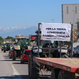 Una desfilada de tractors per la zona del polígon industrial Mas Beuló durant una manifestació impulsada per Eix en Lluita