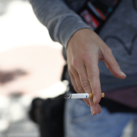 Una persona fumando un cigarrillo.