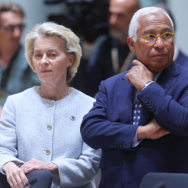 La presidenta de la Comisión Europea, Ursula von der Leyen (izq.), y el presidente del Consejo Europeo, Antonio Costa (der.), asisten a la cumbre del Consejo Europeo en Bruselas, Bélgica, el 18 de junio de 2026.
