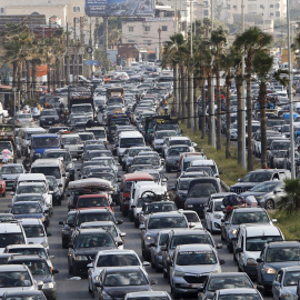 Carretera colapsada durante un desplazamiento masivo de civiles tras la intensificación de los ataques israelíes, a 26 de abril de 2026, en Sidón (Líbano).