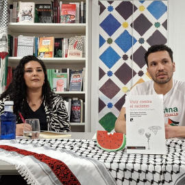 Youssef M. Ouled y Silvia Agüero en la presentación del libro 'Vivir contra el racismo'.
