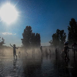 Varios niños se refrescan en una fuente durante la tercera ola de calor en Madrid, en el parque Madrid Río, a 3 de agosto de 2024.