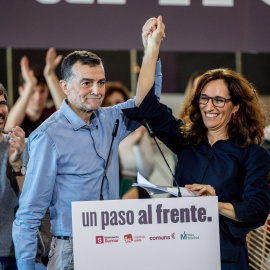 La ministra de Sanidad, Mónica García, el coordinador federal de IU, Antonio Maillo, en un acto de 'Un paso al frente'.