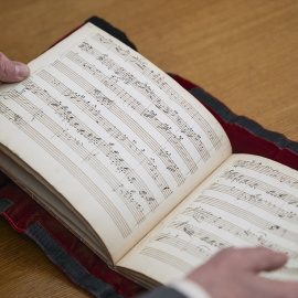 Fotografía de las partituras manuscritas de Mozart encontradas en la Biblioteca Nacional de Francia.