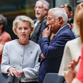 Ursula von del Layen, presidenta de la Comisión, habla con Antonio Costa, presidente del Consejo, durante una reunión del Consejo de Europa este jueves.