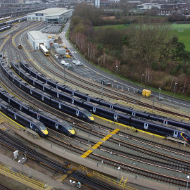Imagen de archivo de varios trenes en Kent, cerca de Londres.