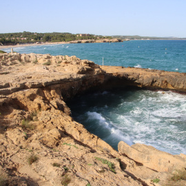 Zona de rocas de la playa de l'Arrabassada donde ocurrió el siniestro.