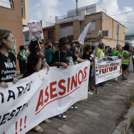Familiares de víctimas de la dana y profesores de educación pública concentrados en Sueca este sábado