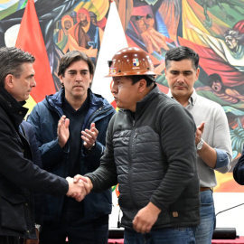 Rodrigo Paz con el dirigente de la Central Obrera Boliviana, Mario Argollo, este viernes en La Paz (Bolivia).