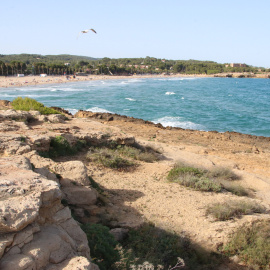 Zona de rocas de la playa de l'Arrabassada donde ocurrió el siniestro.