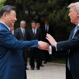 Trump estrecha la mano de Xi Jinping en Pekín el 15 de mayo de 2026.