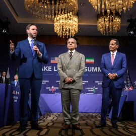 JD Vance junto a Shehbaz Sharif y Mohammed bin Abdulrahman bin Jassim al-Thani.