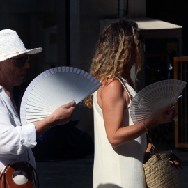 Viandantes soportan las altas temperaturas por las calles de Málaga, a agosto de 2025.