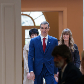 El presidente del Gobierno, Pedro Sánchez (i) y la mujer del presidente del Gobierno, Begoña Gómez (d), durante el acto de homenaje al pueblo gitano con motivo del 600 aniversario de su llegada a España, en el Complejo de la Moncloa, a 21 de febrero