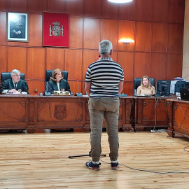 El acusado prestando declaración en el juicio.