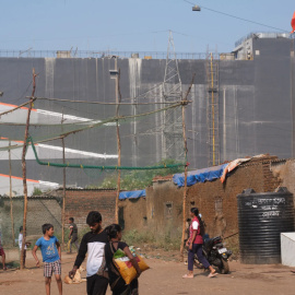 Un nuevo centro de datos de siete pisos se alza a las afueras de Mumbay (India).