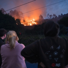 Varias personas asisten impotentes a un incendio forestal en el monte Galleiro, Pontevedra.