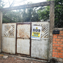La puerta de una vivienda dañada por las graves inundaciones de 2024, en Brasil.