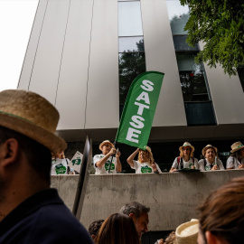 Varias personas durante una concentración de Satse. Archivo.