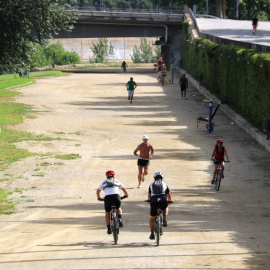 Persones fent esport a la canalització del riu Segre, a Lleida, aquest diumenge. 21/06/2026