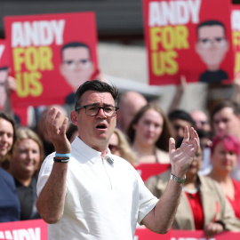 Andy Burnham, el viernes pasado, tras ganar un escaño al Parlamento británico.