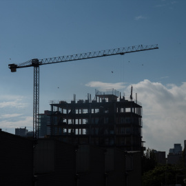 Una grúa en una zona de obras.