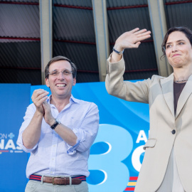 La presidenta de la Comunidad de Madrid y del PP de Madrid, Isabel Díaz Ayuso y el alcalde de Madrid, José Luis Martínez Almeida, durante el acto de balance político celebrado en el Parque de Berlín, a 22 de mayo de 2026, en Madrid (España).