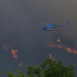 Labores de extinción de un incendio forestal, a 14 de junio de 2026, en Boborás, Ourense.