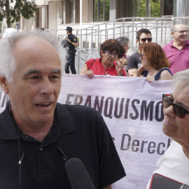 Carlos Serrano, víctima de torturas antifranquista, este lunes atendiendo a la prensa tras ratificar ante el juez.