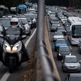Varios vehículos en la A6, a 19 de diciembre de 2025, en Madrid.