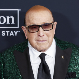 Fotografía de archivo del 31 de enero de 2026 que muestra al poderoso ejecutivo de la industria musical Clive Davis posando en los Premios Grammy en Los Ángeles.