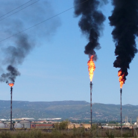 Imatge d'arxiu de les dues torxes de Repsol i Dow a l'esquerra amb les denses columnes de fum negre visibles a molts quilòmetres, al polígon Nord