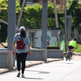Persones al carrer a Lleida aquest diumenge, 21 de juny de 2026, en plena onada de calor. 21/06/2026