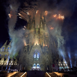 Focs artificials sobre la Sagrada Família el passat 10 de juny, arran de la visita del papa Lleó XIV. 10/06/2026