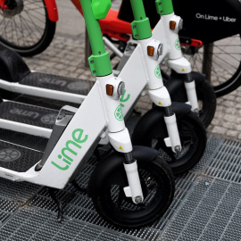Varios patinetes eléctricos aparcados en la calle, a 3 de octubre de 2022, en Madrid.